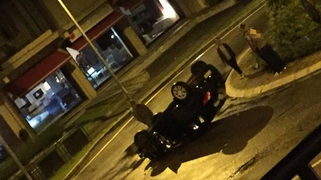 Auto ribaltata alla rotonda