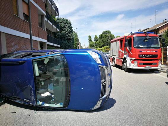 Auto si ribalta dopo incidente con altro mezzo: un ferito