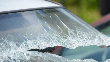 Grosso sasso rompe il parabrezza di un suv sulla statale