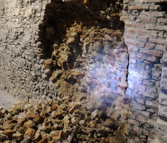 Suno: per la pioggia crolla un muro perimetrale