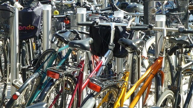 Rimozione bici davanti alla stazione. Una lettrice: "Alle 8.30 le rastrelliere sono piene"