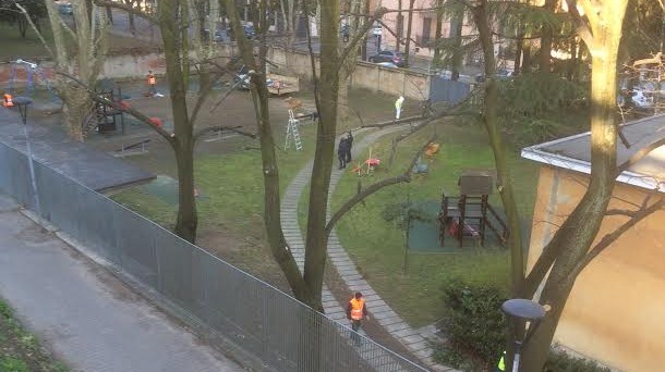Detenuti sistemano il giardino dell'asilo San Lorenzo