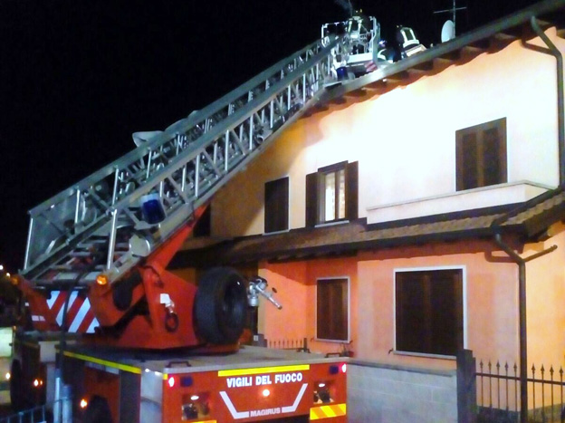 Fiamme al tetto di una casa: vigili del fuoco in azione