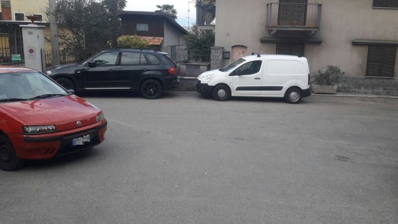 Vandali rigano le auto parcheggiate a Dagnente