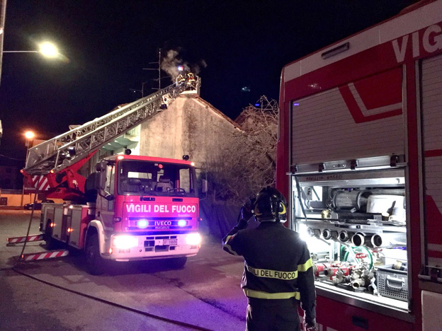 Canna fumaria in fiamme a Romentino