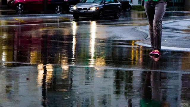 Possibili sanzioni agli automobilisti che schizzano i pedoni