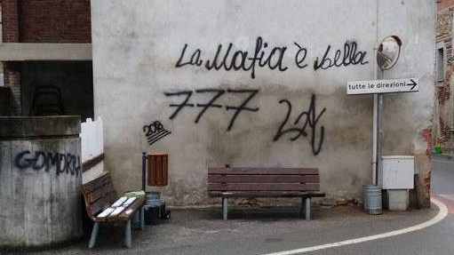 Scritte inneggianti la mafia in piazza: il sindaco le fa rimuovere
