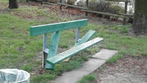 Vandali danneggiano parco cittadino da poco sistemato