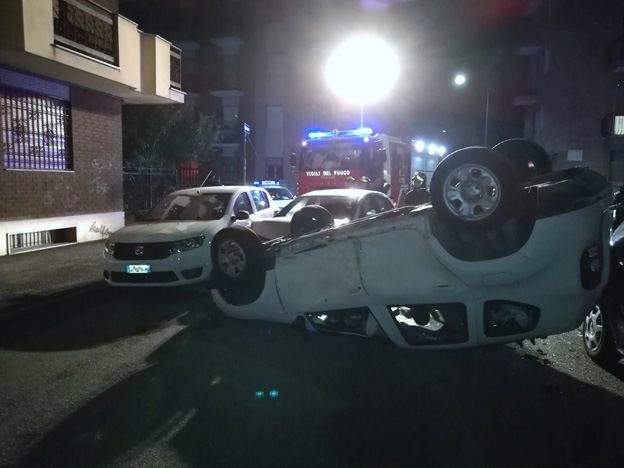 Scontro fra due auto: una si ribalta