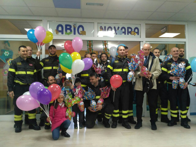 Uova di Pasqua e altri regali dai vigili del fuoco ai bimbi della Pediatria