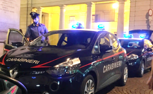 Nasconde la droga nel retro della Pizzeria; denunciato. E multa di 10 mila euro per i surgelati scaduti