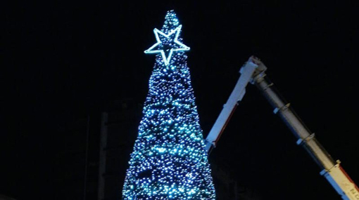 Allestito il grande albero di Natale: tutto pronto per l'accensione di domenica. Foto