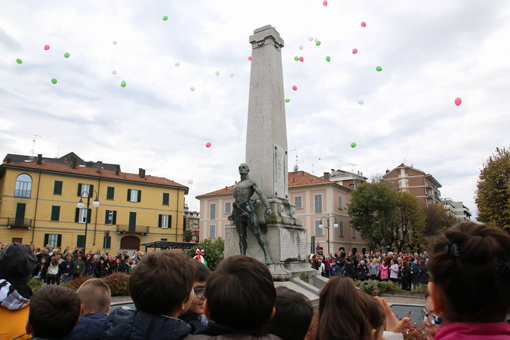 Palloncini colorati lanciati in cielo alla cerimonia del 4 novembre