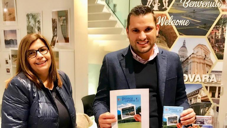 Cartoline dei Comuni della provincia in uno stand al Castello