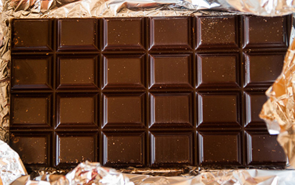 Lite fra colleghe: una viene colpita con un barra di cioccolato da un kg