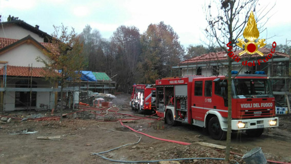 Gattico: incendio al tetto di un'abitazione in un cantiere