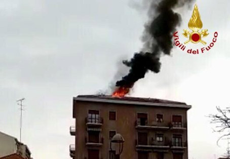 Un ferito nell'incendio al tetto del condominio