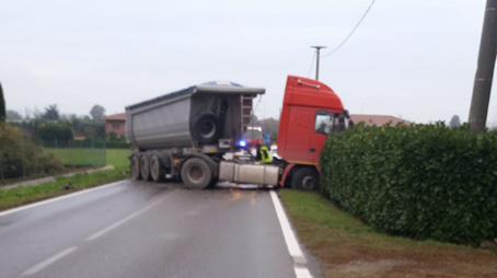 Incidente sulla sp527: camion s'intraversa, un ferito