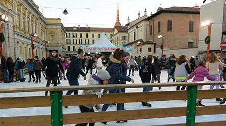 Torna la pista di pattinaggio sul ghiaccio in piazza Puccini