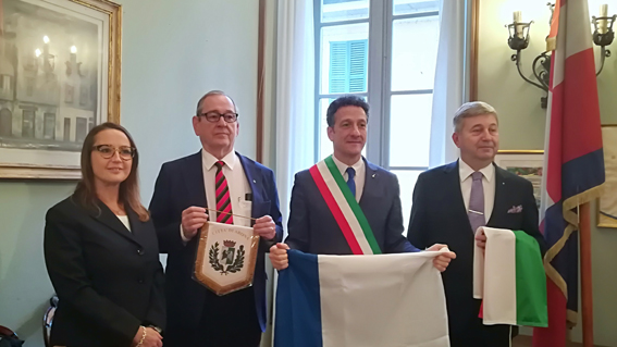 La bandiera finlandese è arrivata ad Arona