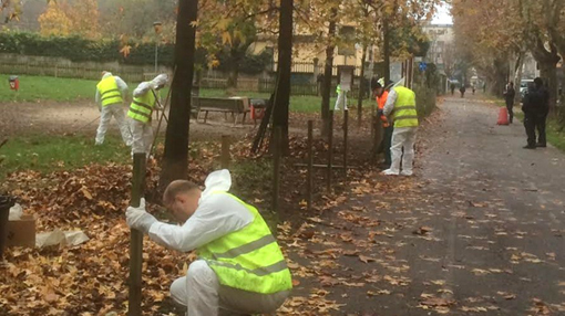 Detenuti effettuano la manutenzione di un'area sgambamento cani 