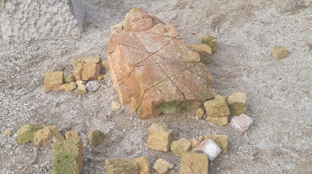 Sassi alla statua di Gesù Bambino