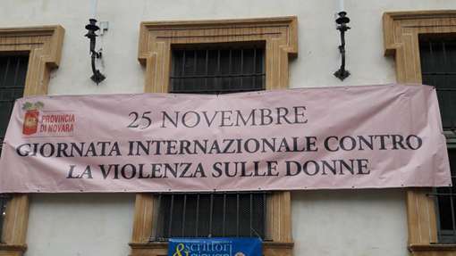 Striscione della Provincia per la Giornata contro la violenza sulle donne