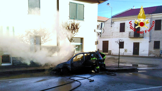 Casalvolone: in fiamme auto a Gpl