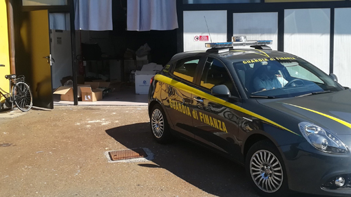 Gdf: sequestrati oltre 30mila capi di abbigliamento contraffatti in ditta con 8 lavoratori in nero