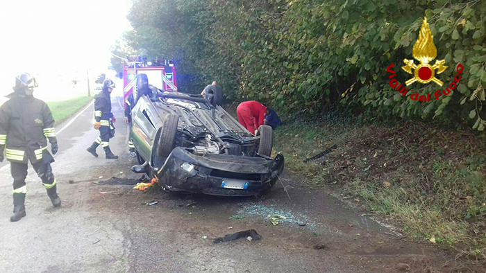 Auto con quattro passeggeri si cappotta. Portati all'ospedale