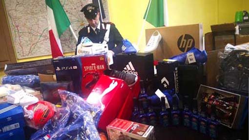 Rubano pacchi della ditta di trasporti per cui lavorano: due arresti