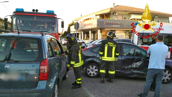 Incidente stradale: i vigili del fuoco liberano una persona dalle lamiere