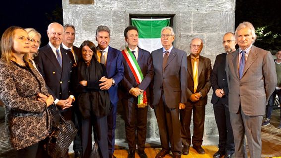 La piazzetta sul lungolago intitolata all'Alto Commissario Onu Sergio Vieira de Mello. Foto