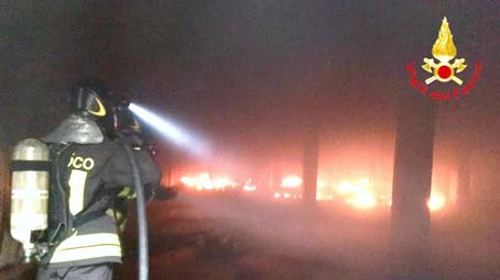 Fiamme in un fabbricato abbandonato