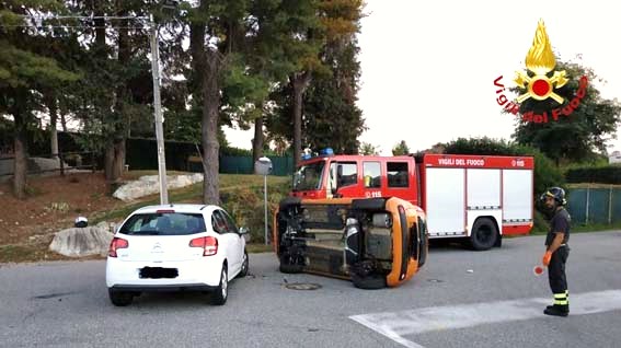 Incidente a Gozzano: auto si ribalta, due persone liberate dai vigili del fuoco