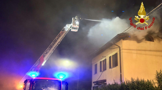 Tetto di un edificio in fiamme a Momo