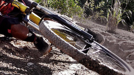 Urto auto-mountain bike verso il Monte Mesma