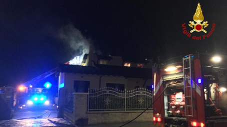 Fiamme su un tetto in città