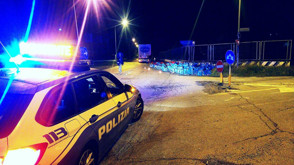 Camion perde carico di bottiglie di vetro: strada chiusa per 4 ore