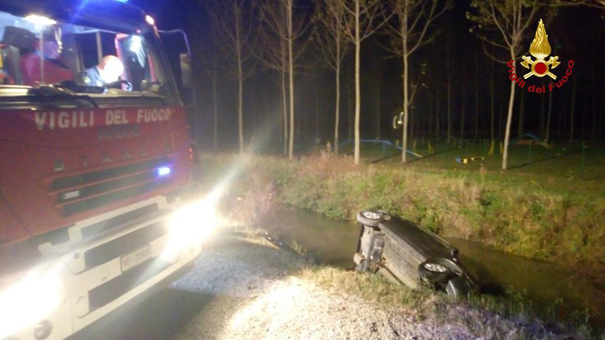 Auto in un canale: i vigili del fuoco liberano una donna