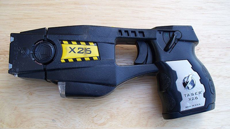 Una mozione per chiedere di dotare la polizia locale di taser