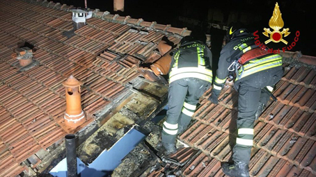 Incendio di un tetto a Trecate