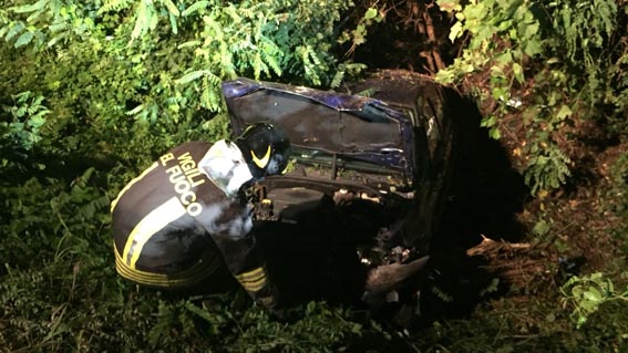 Auto nel fossato sulla SS32: ferita una donna