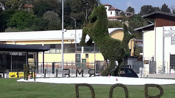 Inaugurata la scultura arborea di Ribot sulla SS33