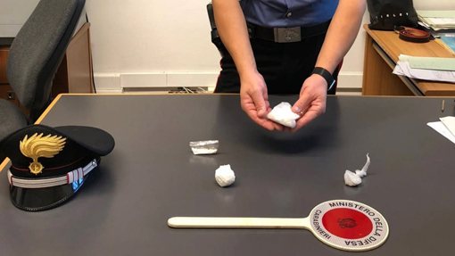 Nascondevano la droga nel vano dell'airbag: due arresti