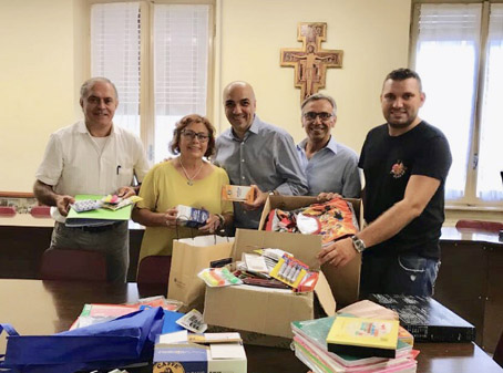 "Operazione zaino pieno" di FdI: materiale in esubero consegnato alla Caritas