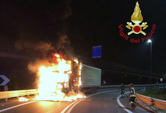 Motrice di un autoarticolato in fiamme all'uscita dell'autostrada. Foto