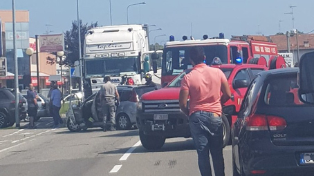 Nuovo incidente sulla sp142 : scontro fra auto e mezzo pesante. Foto