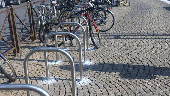  Stazione di Novara: iniziata la posa dei nuovi stalli per le biciclette