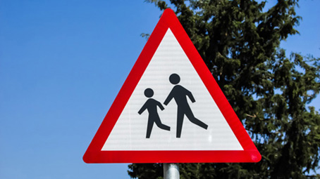 Limite di velocità a 30km/h vicino a tutte le scuole